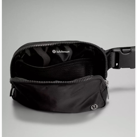 Lululemon Everywhere Belt Bag Wordmark Black - Picture 6 of 12